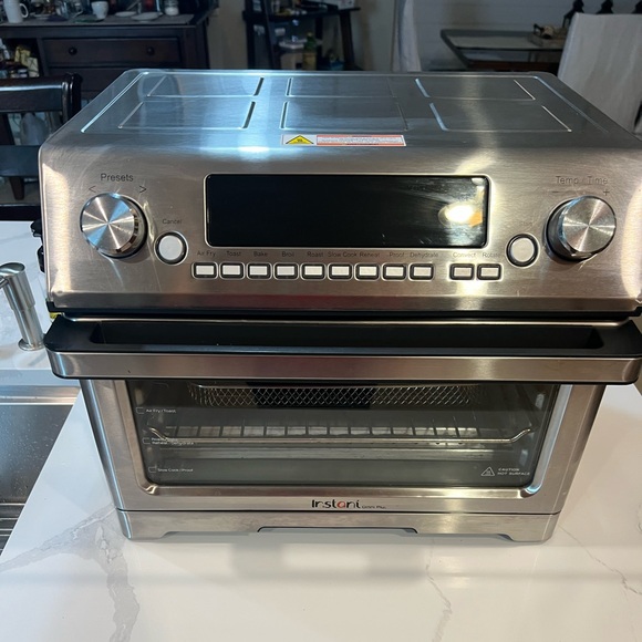 Instant Pot Omni Plus 11-in-1 Toaster Oven - Air Fry, Dehydrate, Toast,Bake - Picture 1 of 10